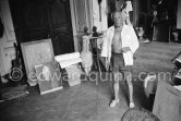 Pablo Picasso with his portrait photo by Quinn (Pic5919). La Californie, Cannes 1961. - Photo by Edward Quinn