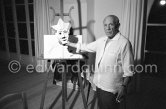 Pablo Picasso holding "Tête de clown". On the easel drawings for Quinn's book "Pablo Picasso at Work". Mas de Notre-Dame-de-Vie, Mougins 1961. - Photo by Edward Quinn