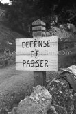 "No trespassing". The road to Mas Notre-Dame-de-Vie, Mougins. (Pablo Picasso had to let it build). 1962 or 1961. - Photo by Edward Quinn