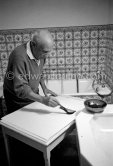 Pablo Picasso working on linogravure rehaussée, the so called épreuves rincées (rinsed proofs). Mas Notre-Dame-de-Vie, Mougins 1964. - Photo by Edward Quinn