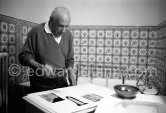 Pablo Picasso working on linogravure rehaussée, the so called épreuves rincées (rinsed proofs). Mas Notre-Dame-de-Vie, Mougins 1964. - Photo by Edward Quinn