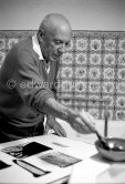 Pablo Picasso working on linogravure rehaussée, the so called épreuves rincées (rinsed proofs). Mas Notre-Dame-de-Vie, Mougins 1964. - Photo by Edward Quinn