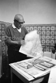 Pablo Picasso working on linogravure rehaussée, the so called épreuves rincées (rinsed proofs). Mas Notre-Dame-de-Vie, Mougins 1964. - Photo by Edward Quinn