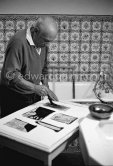 Pablo Picasso working on linogravure rehaussée, the so called épreuves rincées (rinsed proofs). Mas Notre-Dame-de-Vie, Mougins 1964. - Photo by Edward Quinn
