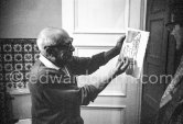 Pablo Picasso working on linogravure rehaussée, the so called épreuves rincées (rinsed proofs). Mas Notre-Dame-de-Vie, Mougins 1964. - Photo by Edward Quinn