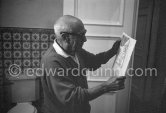 Pablo Picasso working on linogravure rehaussée, the so called épreuves rincées (rinsed proofs). Mas Notre-Dame-de-Vie, Mougins 1964. - Photo by Edward Quinn