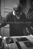 Pablo Picasso working on linogravure rehaussée, the so called épreuves rincées (rinsed proofs). Roland Penrose in the background. Mas Notre-Dame-de-Vie, Mougins 1964. - Photo by Edward Quinn