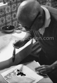 Pablo Picasso working on linogravure rehaussée, the so called épreuves rincées (rinsed proofs). Mas Notre-Dame-de-Vie, Mougins 1964. - Photo by Edward Quinn