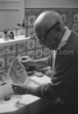 Pablo Picasso washing a linocut print to remove surplus ink. Mas Notre-Dame-de-Vie, Mougins 1964. - Photo by Edward Quinn