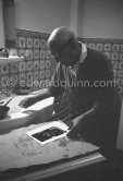 Pablo Picasso working on linogravure rehaussée, the so called épreuves rincées (rinsed proofs). Mas Notre-Dame-de-Vie, Mougins 1964. - Photo by Edward Quinn