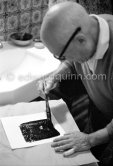 Pablo Picasso working on linogravure rehaussée, the so called épreuves rincées (rinsed proofs). Mas Notre-Dame-de-Vie, Mougins 1964. - Photo by Edward Quinn