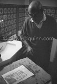 Pablo Picasso working on linogravure rehaussée, the so called épreuves rincées (rinsed proofs). Mas Notre-Dame-de-Vie, Mougins 1964. - Photo by Edward Quinn