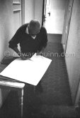 Pablo Picasso working on linogravure rehaussée, the so called épreuves rincées (rinsed proofs). Mas Notre-Dame-de-Vie, Mougins 1964. - Photo by Edward Quinn