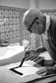 Pablo Picasso working on linogravure rehaussée, the so called épreuves rincées (rinsed proofs). Mas Notre-Dame-de-Vie, Mougins 1964. - Photo by Edward Quinn