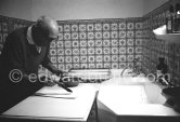 Pablo Picasso working on linogravure rehaussée, the so called épreuves rincées (rinsed proofs). Mas Notre-Dame-de-Vie, Mougins 1964. - Photo by Edward Quinn