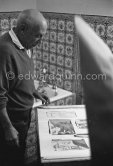 Pablo Picasso working on linogravure rehaussée, the so called épreuves rincées (rinsed proofs). Mas Notre-Dame-de-Vie, Mougins 1964. - Photo by Edward Quinn
