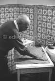 Pablo Picasso working on linogravure rehaussée, the so called épreuves rincées (rinsed proofs). Mas Notre-Dame-de-Vie, Mougins 1964. - Photo by Edward Quinn
