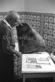 Pablo Picasso working on linogravure rehaussée, the so called épreuves rincées (rinsed proofs). Mas Notre-Dame-de-Vie, Mougins 1964. - Photo by Edward Quinn