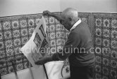 Pablo Picasso washing a linocut print to remove surplus ink. Mas Notre-Dame-de-Vie, Mougins 1964. - Photo by Edward Quinn