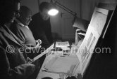 Pablo Picasso working on linogravure rehaussée, the so called épreuves rincées (rinsed proofs). With Roland Penrose and Hidalgo Arnéra. Mas Notre-Dame-de-Vie, Mougins 1964. - Photo by Edward Quinn