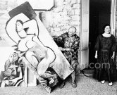 One day Quinn asked Pablo Picasso if he could photograph the top floor studios. He agreed and prcoeeded to take out, one by one, old and new paintings from his collection. This work Pablo Picasso remembered Quinn photographed him painting in 1955 (see 550853 - 550929). Mas Notre-Dame-de-Vie, Mougins 1967. - Photo by Edward Quinn