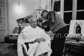 The hairdresser and barber Eugenio Arias visits Pablo Picasso. Mas Notre-Dame-De-Vie, Mougins 1969. - Photo by Edward Quinn