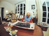 Pablo Picasso working on the etching "Les coulisses du tableau: odalisque et peintre", 1970. Mas Notre-Dame-de-Vie, Mougins 1970. This photo sequence was made during the making of Quinn’s film "Pablo Picasso l' homme et son oeuvre". "When Pablo Picasso was eighty-nine he asked Quinn to film him making a drypoint in order to demonstrate the steadiness of his hand". (Quinn in conversation with Marilyn McCully 1983) - Photo by Edward Quinn