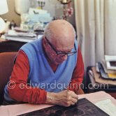 Pablo Picasso working on the etching "Les coulisses du tableau: odalisque et peintre", 1970. Mas Notre-Dame-de-Vie, Mougins 1970.T his photo sequence was made during the making of Quinn’s film "Pablo Picasso l' homme et son oeuvre". "When Pablo Picasso was eighty-nine he asked Quinn to film him making a drypoint in order to demonstrate the steadiness of his hand". (Quinn in conversation with Marilyn McCully 1983) - Photo by Edward Quinn
