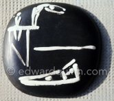 Ceramic photographed 1972 by Quinn for the book: Ramié, Georges. "Céramique de Pablo Picasso", Cercle d'art, Paris 1974. - Photo by Edward Quinn