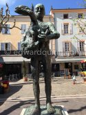 Square with "Man With Sheep" ("L’homme au mouton". Place Paul Isnard, Vallauris 2017. - Photo by Edward Quinn