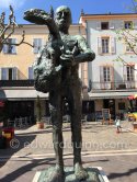 Square with "Man With Sheep" ("L’homme au mouton". Place Paul Isnard, Vallauris 2017. - Photo by Edward Quinn