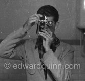 Edward Quinn with his Leica IIIf at his home in Nice 1953. - Photo by Edward Quinn