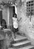 Catherine Rouvel during filming of “Le Déjeuner sur l’herbe” (directed by Jean Renoir) at the Auguste Renoir house "Les Collettes". Cagnes-sur-Mer 1959. - Photo by Edward Quinn