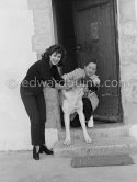 Malila Sandoval, San Salvador actress, daughter of San Salvador diplomat and niece of widow of Saint-Exupéry, famous French aviator. Comtesse Consuelo (widow of the aviator). Magagnosc 1957. - Photo by Edward Quinn