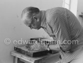 Graham Sutherland at La Villa Blanche, working on a copper plate. Menton 1976. - Photo by Edward Quinn