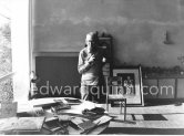 Graham Sutherland working at his La Villa Blanche. Menton 1974. - Photo by Edward Quinn