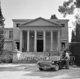 Liz Taylor and husband Mike Todd (in the car). He died a year later when his private plane, "Lucky Liz", crashed in Mexico. Saint-Jean-Cap-Ferrat 1957. Car: Ford Thunderbird 1957 convertible - Photo by Edward Quinn